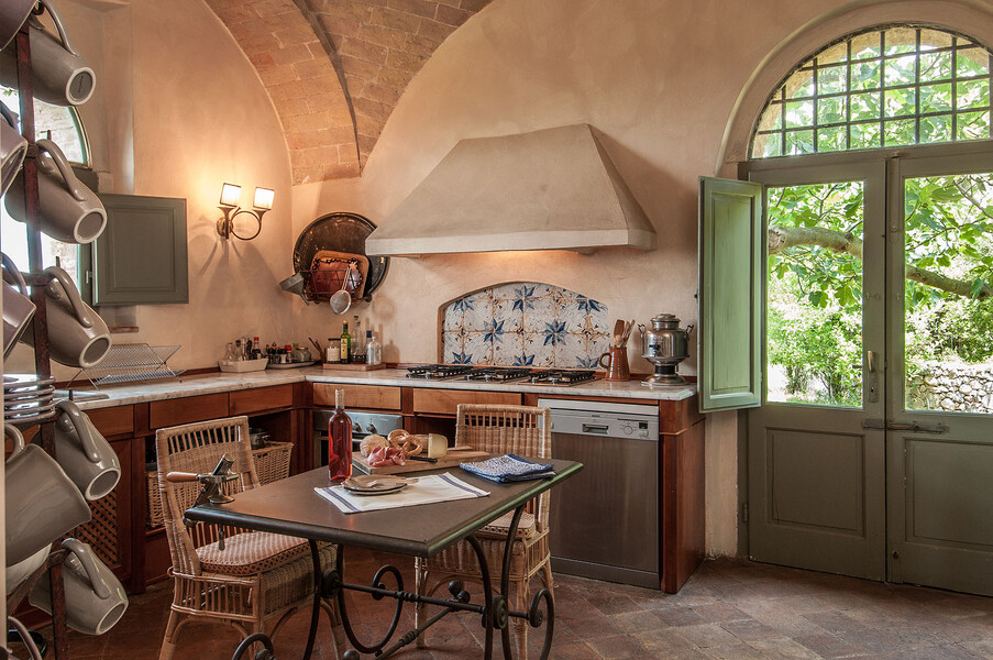 Rustikales Design trifft auf modernste Austattung in der Küche des Fontanelle