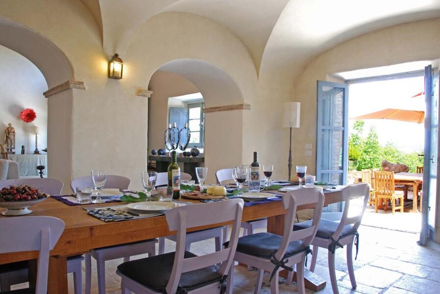 Elegantes Esszimmer mit grossem Tisch im Ferienhaus Le Porciglia bei Siena