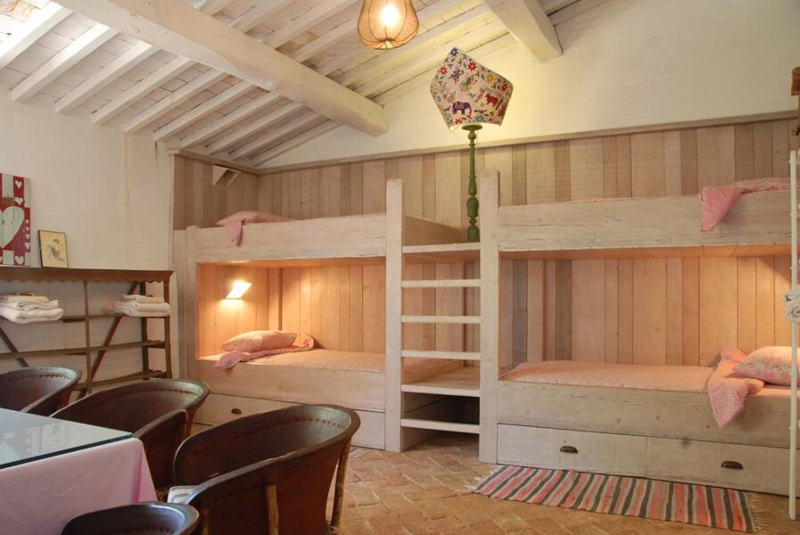 Für Kinder bietet sich das Zimmer mit 2 Stockbetten im Le Porciglia an