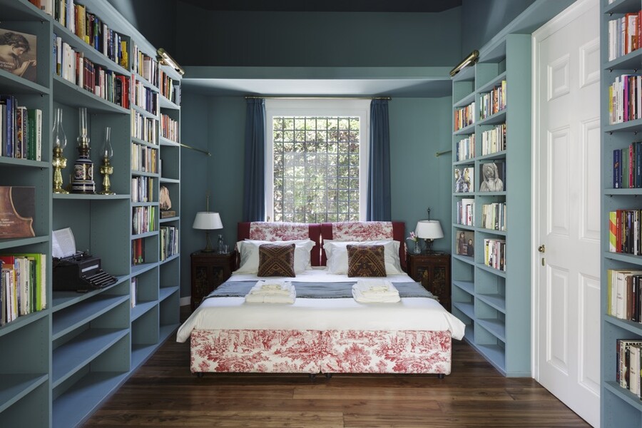Villa Ottagonale sleeping rooms prussian green and bathdoor