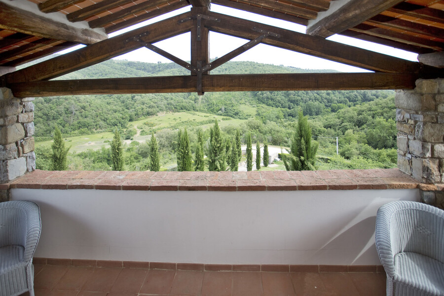 Der Ausblick von einer der Terrassen des La Maccinaia ins Grüne der umgebenden Hügel