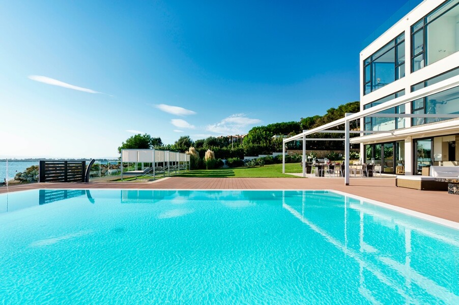 Villa del Mito mit grossem Pool direkt am Meer auf Sizilien