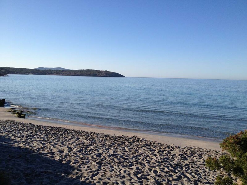 Sandstrand wenige Meter vom Ferienhaus Casa dei Lentischi auf Sardinien