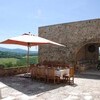 Terrasse mit Sonnenschirm in der Luxusvilla bei Siena Le Porciglia