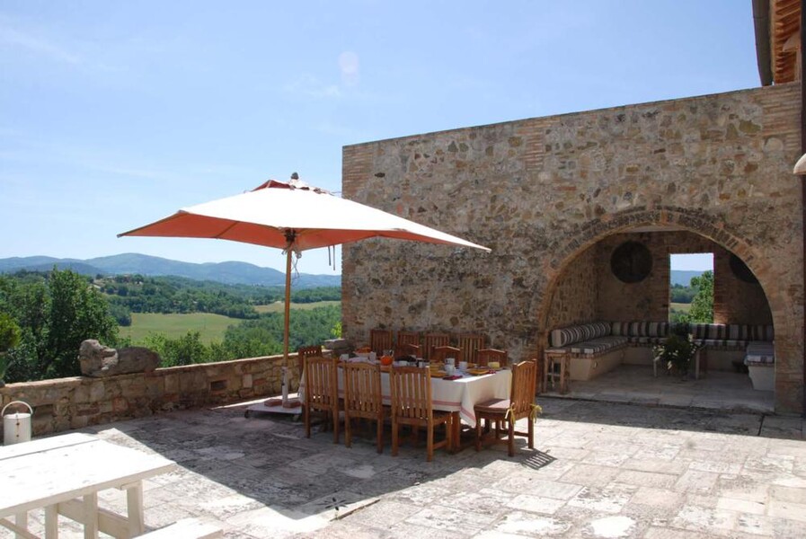 Terrasse mit Sonnenschirm in der Luxusvilla bei Siena Le Porciglia