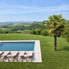 Luxuriöser Pool mit Blick auf Weinberge.