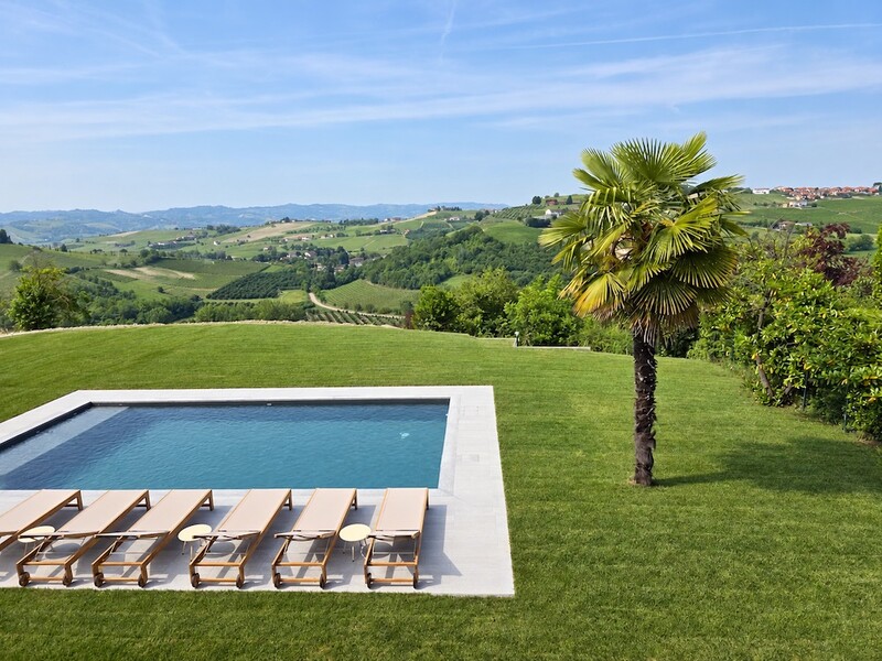 Luxuriöser Pool mit Blick auf Weinberge.