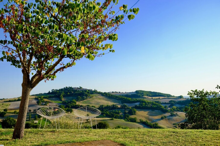 Ausblick vom Ferienhaus in Le Marche über die grünen Hügel