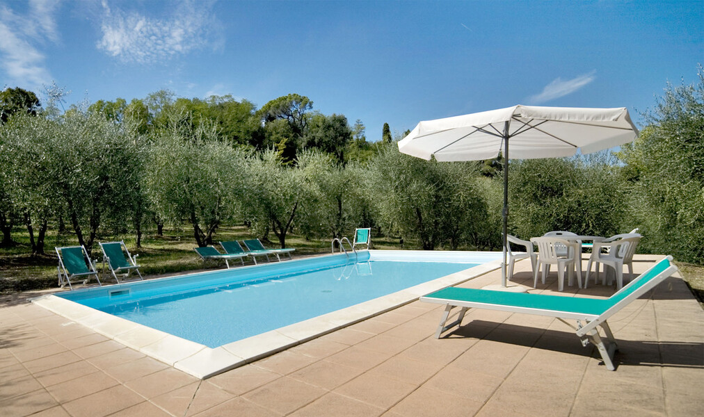 Privater Pool der villa di Montelopio in der Toskana bei Pisa