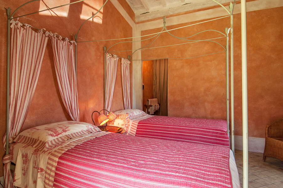 Geschmackvolles Schlafzimmer mit Himmelbett in der Villa Lavacchio