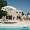 Privater Pool mit Sonnenschirm im Trullo in Apulien