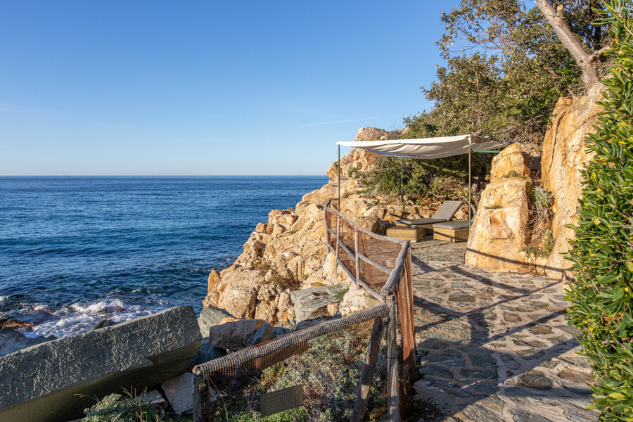 Ferienhaus direkt am Meer in Elba, Loungebereich mit Sonnensegel