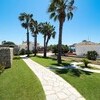 Garten mit Rasen und Palmen der Villa Maya am Meer auf Sizilien