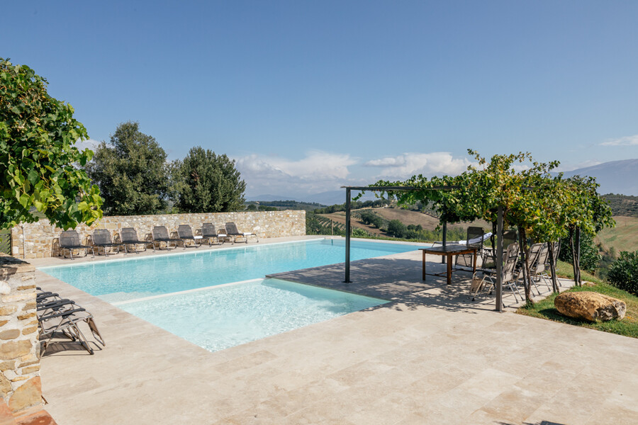 Eingezäunter Pool mit Pergola in der Finca in Umbrien Casa Winther