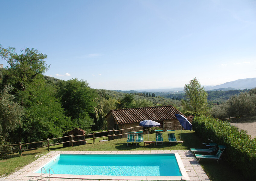Pool des Ferienhauses Magrini mit Blick auf die Ebene von Lucca