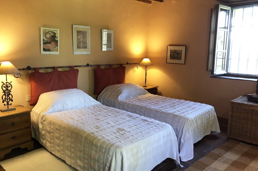 Die zwei Einzelbetten eines der Schlafzimmer des Ferienhaus in der Toskana Compignano Barn