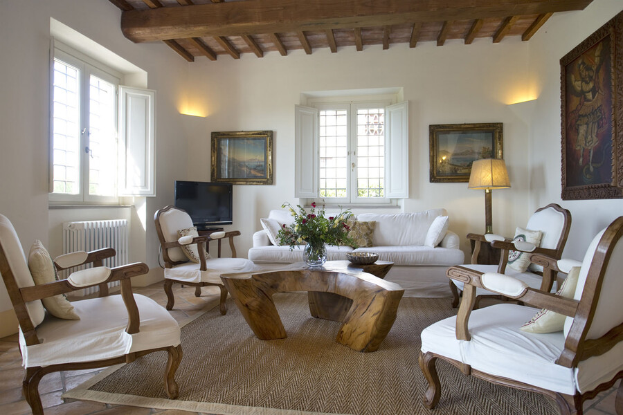 Das Wohnzimmer im Haus Bosso begeistert durch zahlreiche antike Möbel und Designerstücke