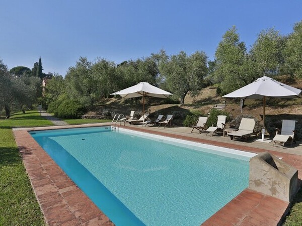 Privater Pool direkt neben dem Ferienhaus in Lucca Il Vignale