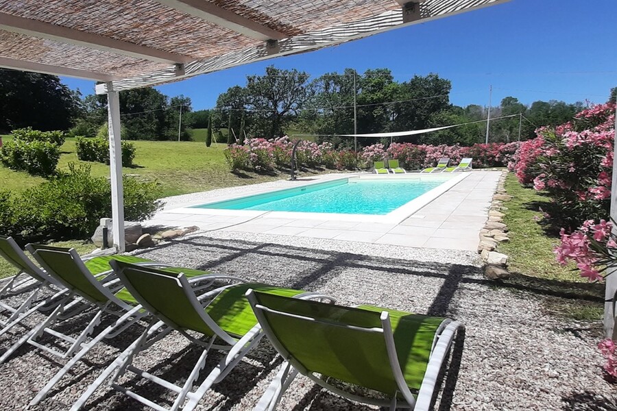Privater Pool mit Sonnenliegen im Ferienhaus in den Marken Casa delle Marche