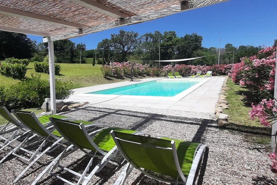 Privater Pool mit Sonnenliegen im Ferienhaus in den Marken Casa delle Marche