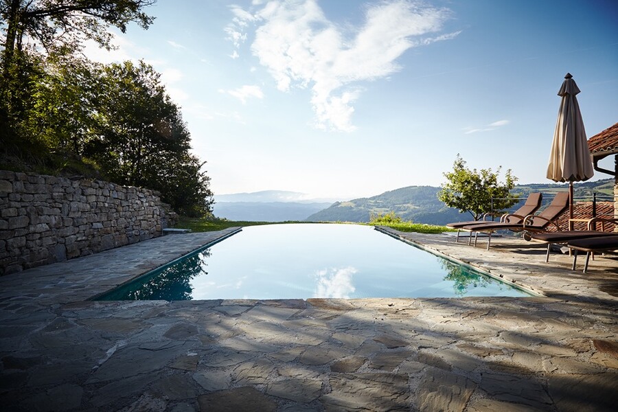 Privater Pool und Blick der Villa dell Orso im Piemont