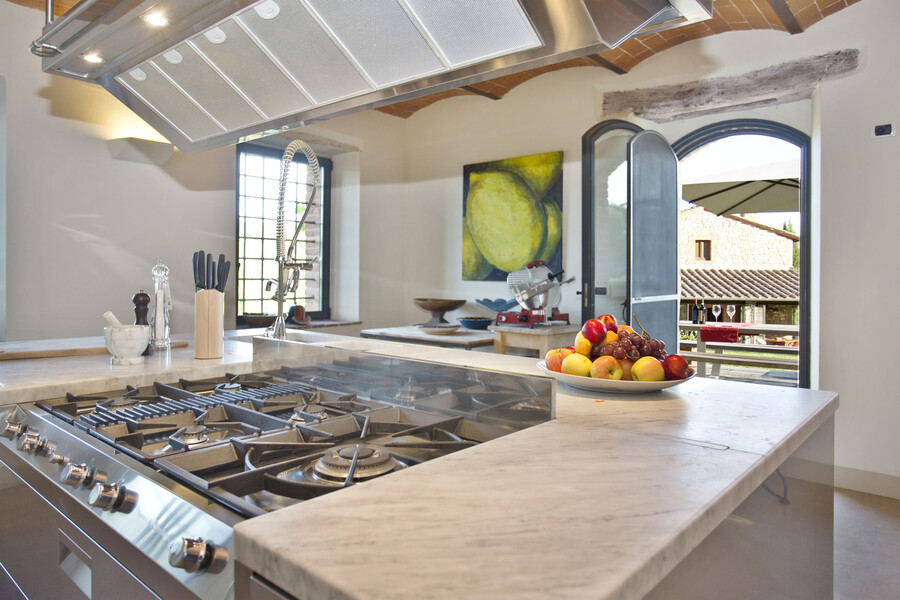 Von der modernen Küche aus gelangen Sie direkt auf die Terrasse der Villa
