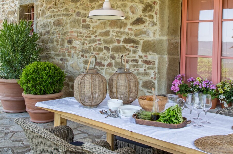 Überdachte Terrasse mit Esstisch im exklusiven Steinhaus in Umbrien