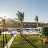 Poolbereich mit Palmen im Ferienhaus in Apulien mit Blick auf Ostuni