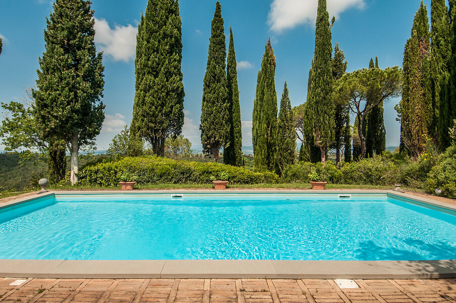 Privater Pool mit Zypressen bei Montalcino in der Villa Fontanelle