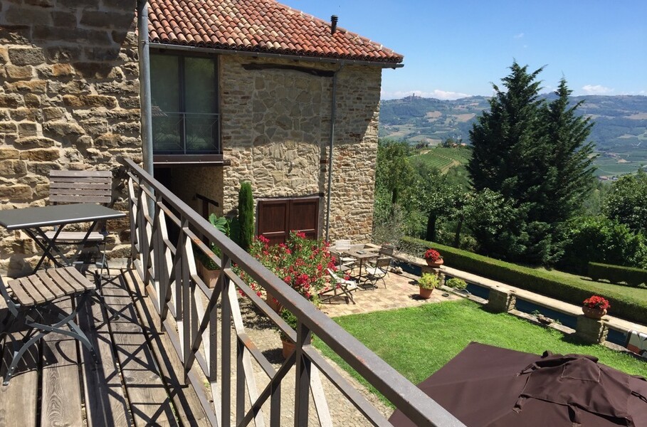 Blick auf den Garten der Cascina delle Langhe