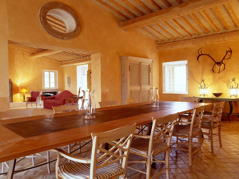 Das große Esszimmer mit offenem Kamin unserer Villa bei Montalcino bietet Platz für große Runden