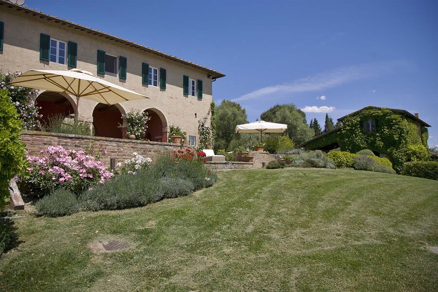 Ferienhaus in der Toskana mit Terrasse und Sonnenschirm im Garten