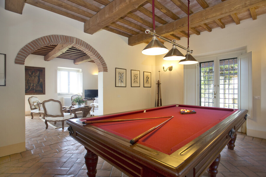 Ein Billiardzimmer ist eines der Highlights der Ferienvilla La Lepraia