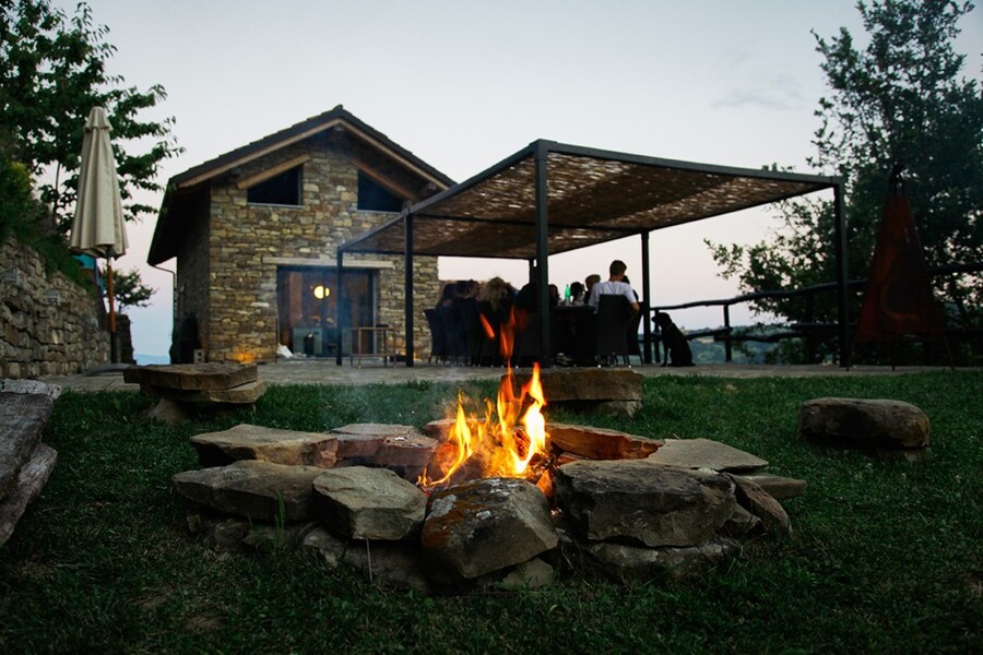 Feuerstelle im Garten des Ferienhauses Villa dell Orso im Piemont