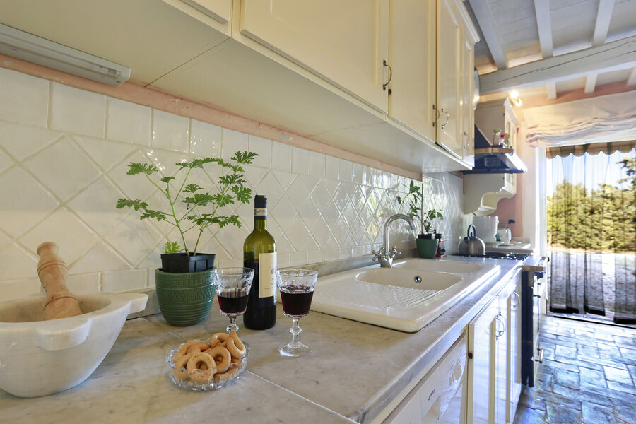 Küche mit italienischem Wein im Ferienhaus monte cavallo in der Maremma