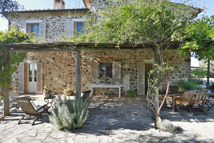 Terrasse mit Gartenmöbeln im Ferienhaus monte cavallo in der Maremma