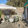 Terrasse mit Esstisch und Sonnenschirm in der Villa Procchio auf Elba