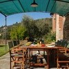 Eine große Terrasse mit Essplatz befindet sich auf der Frontseite des Ferienhaus Giannello