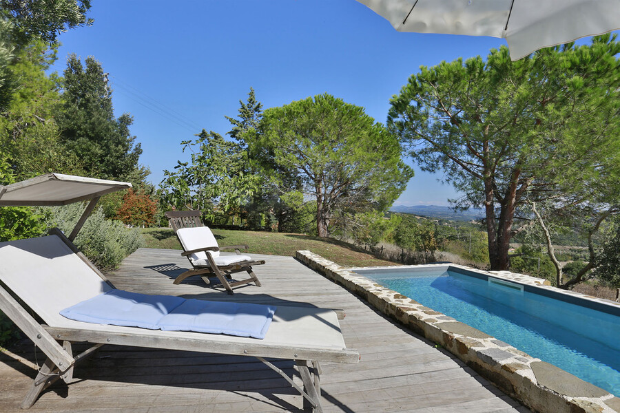 Pool mit Sonnenliege im Ferienhaus Monte Cavallo in der Toskana