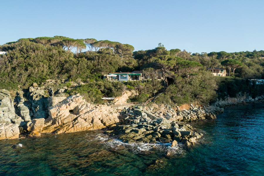 Villa Procchio, ein Ferienhaus direkt am Meer auf Elba inmitten von Pinien