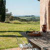 Genießen Sie vom rustikalen Außentisch der Villa Lavacchio den Blick in die Toskana
