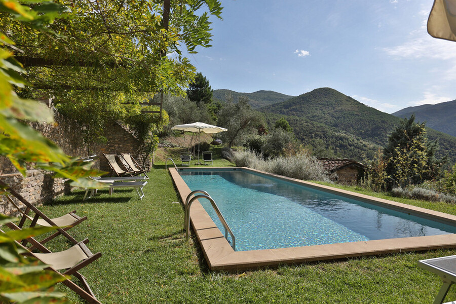 Privater Pool mit Liegestühlen und Blick vom Ferienhaus auf die Berge um Lucca und Pisa