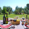 Gedeckter Tisch mit Wein aus Lucca im Garten des Ferienhaus Casa Tonio bei Lucca