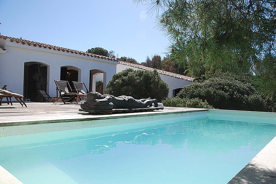 Privater Pool mit Skulptur im Ferienhaus Casa dei Lentischi auf Sardinien