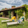 Garten mit Sonnenliegen am Ferienhaus Casa Il Sogno in Italien