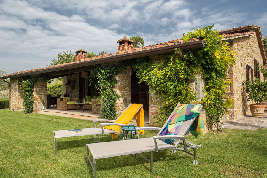 Garten mit Sonnenliegen am Ferienhaus Casa Il Sogno in Italien