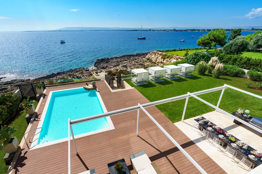 Privater Pool der Villa del Mito auf Sizilien direkt am Meer