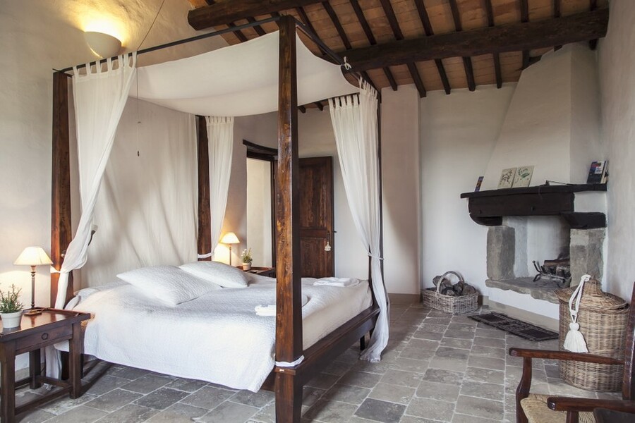 Schlafzimmer mit Himmelbett in der Ferienvilla La Bastia in Umbrien