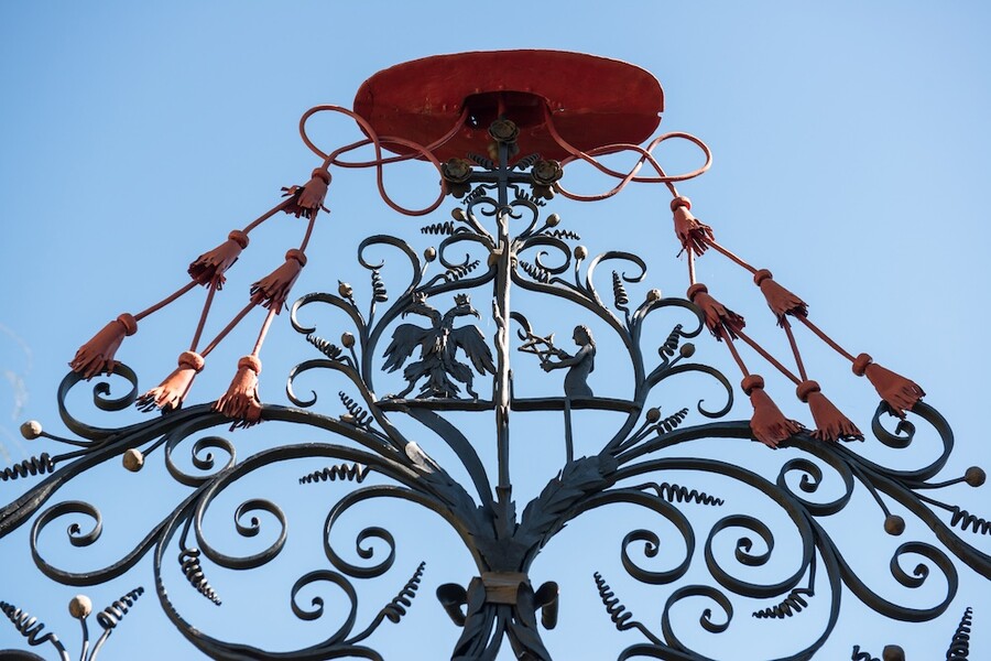 Galero cardinal hat