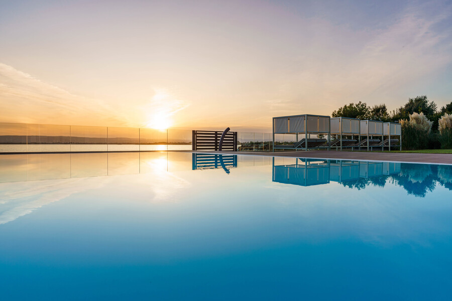 Sonnenuntergang am Pool der Villa del Mito auf Sizilien